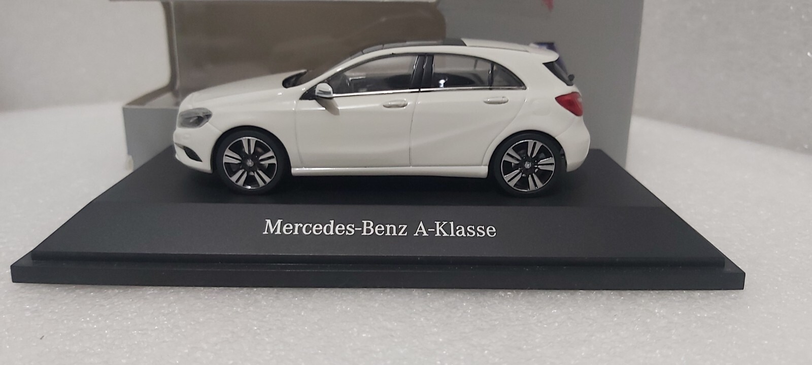 Mercedes-Benz A-Klasse Limousine 1/43 白 Mercedes-Benz A-Klasse Limousine 1/43 白 - メルカリ