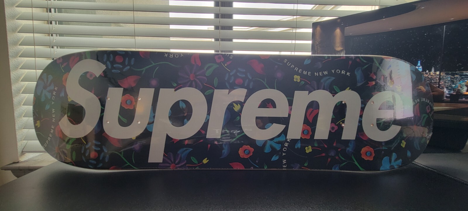 Supreme - 新品　Supreme Airbrushed Floral Skateboard Supreme Air Brushed Floral Skateboard | Black | FARFETCH