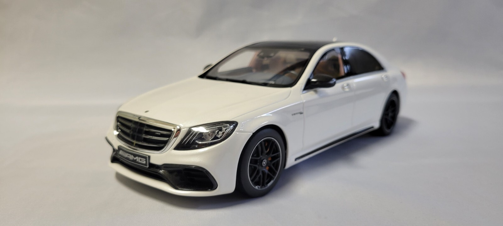 GT Spirit 1:18 Mercedes-Benz S63 AMG Dealer Edition Resin
