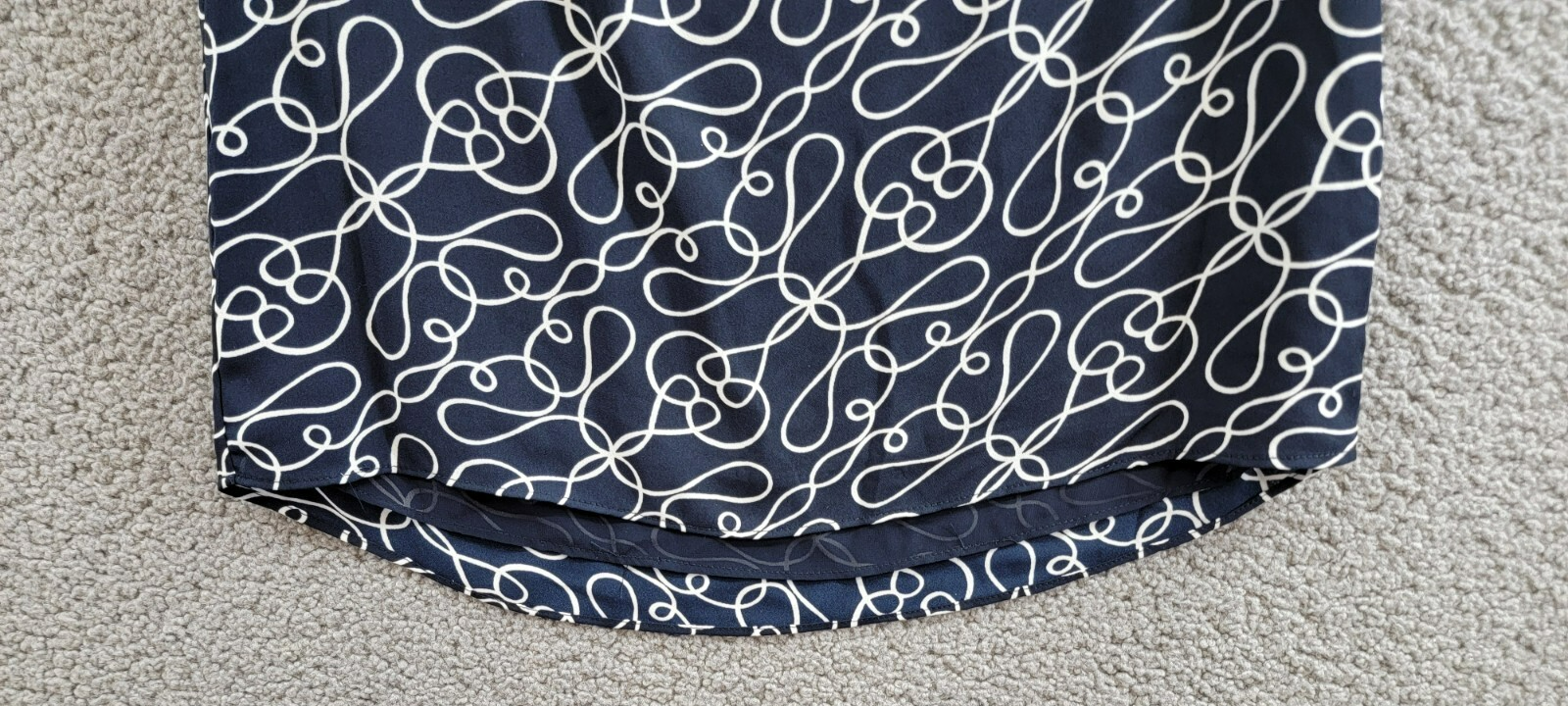 T Tahari Printed Blouse Women's XS Navy/White V-Neck Pleat Short Sleeve Pullover - Picture 4 of 16