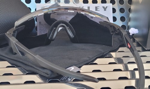 Pre-owned Oakley Encoder Strike 9235-0139 Sunglasses Matte Black W/prizm Black Vented