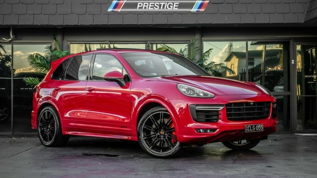 Porsche cayenne red