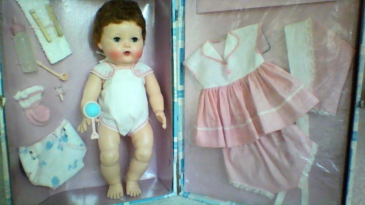 TINY TEARS WITH ROCK-A-BYE EYES IN CASE AND ACCESSORIES  MINT