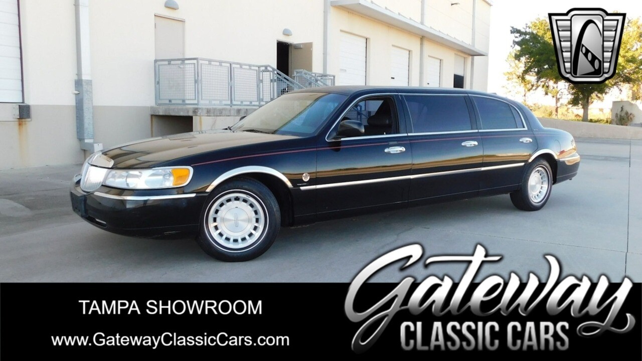 Black 2001 Lincoln Town Car  4.6 L V8 Automatic Available Now!