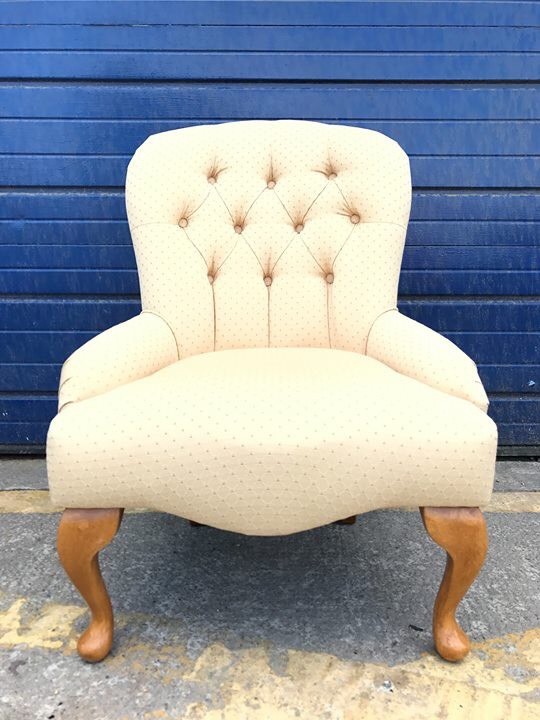 VICTORIAN STYLE BUTTON BACKED NURSING BEDROOM CHAIR ANTIQUE VINTAGE