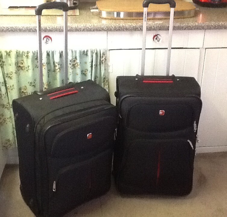 Excellent quality medium Wenger Swissgear suitcases X 2 Immaculate