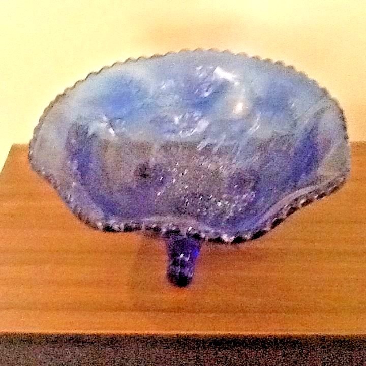 MAGNIFICENT VINTAGE GLASS BOWL (LEGS) IN GORGEOUS BLUE SHADE