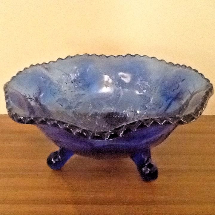 MAGNIFICENT VINTAGE GLASS BOWL (LEGS) IN GORGEOUS BLUE SHADE