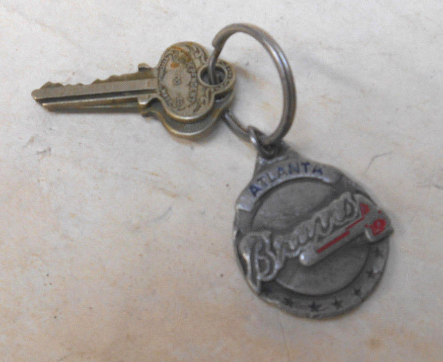 Vintage Atlanta Braves Keychain Keyring Key Chain Ring w 2 Ornate Keys