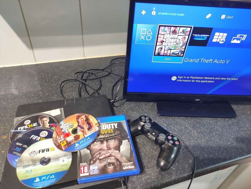 PS4 slim console with 5 games bundle and pad GTA 5 COD Fifa in