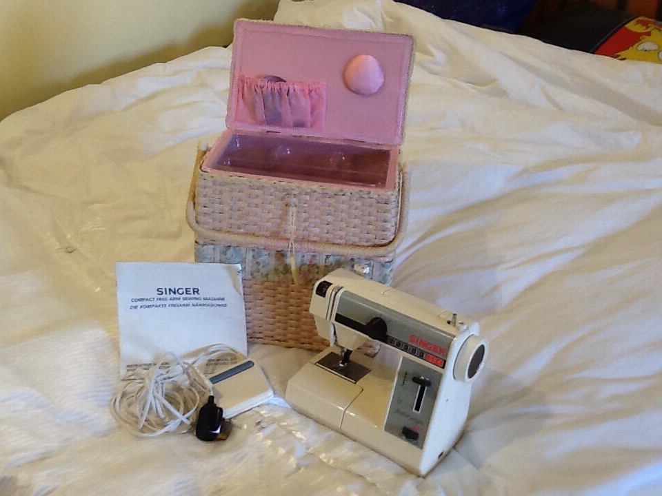 Singer Portable Sewing Machine 'Featherweight Plus' Model 324 in