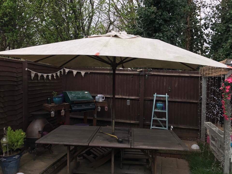Land of leather 6 seater extendable patio table in Taunton, Somerset