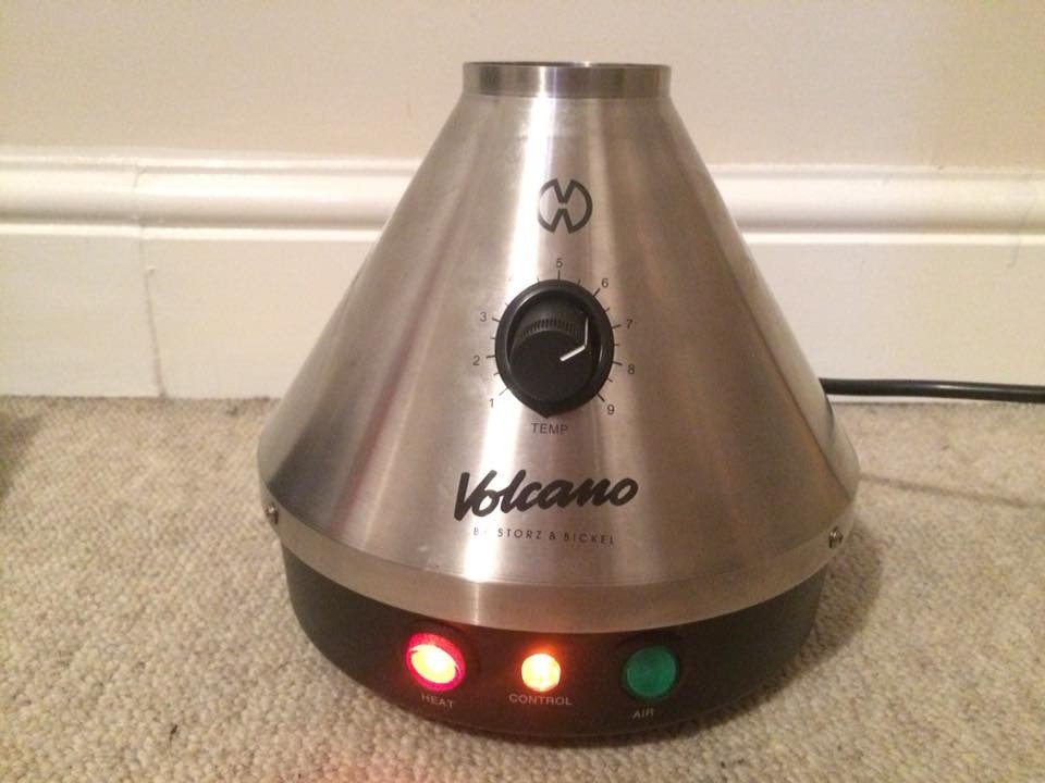 Mint condition Volcano vaporiser classic w/ protective carry case and 4