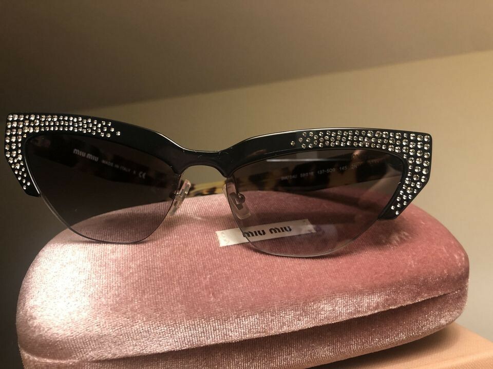【KIMHEKIM】Rose Embellished Gradated Cat Eye Sunglasses KIMHEKIM】Rose Embellished Gradated Cat-Eye Sunglasses