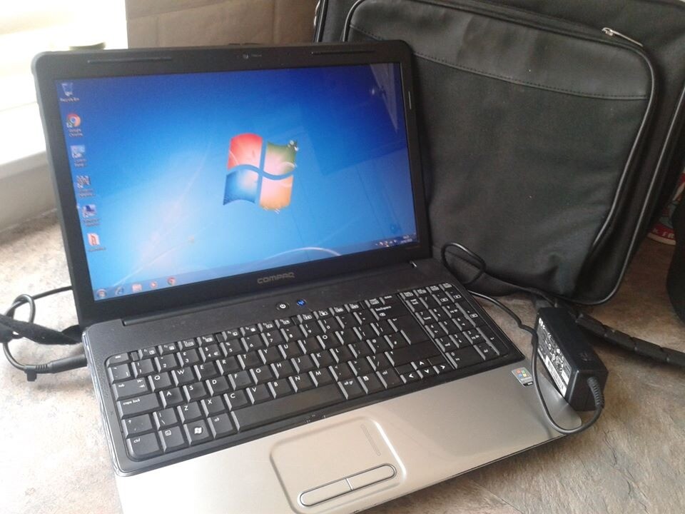COMPAQ 15.6 LAPTOP, WIN 7/office 2010, 220 GB HD, 3 GB RAM, CASE,WEBCAM