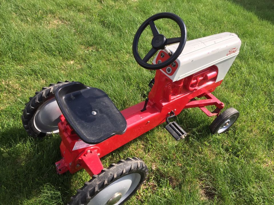 FORD PEDAL CAR TRACTOR SCALE MODEL DYERSVILLE IOWA