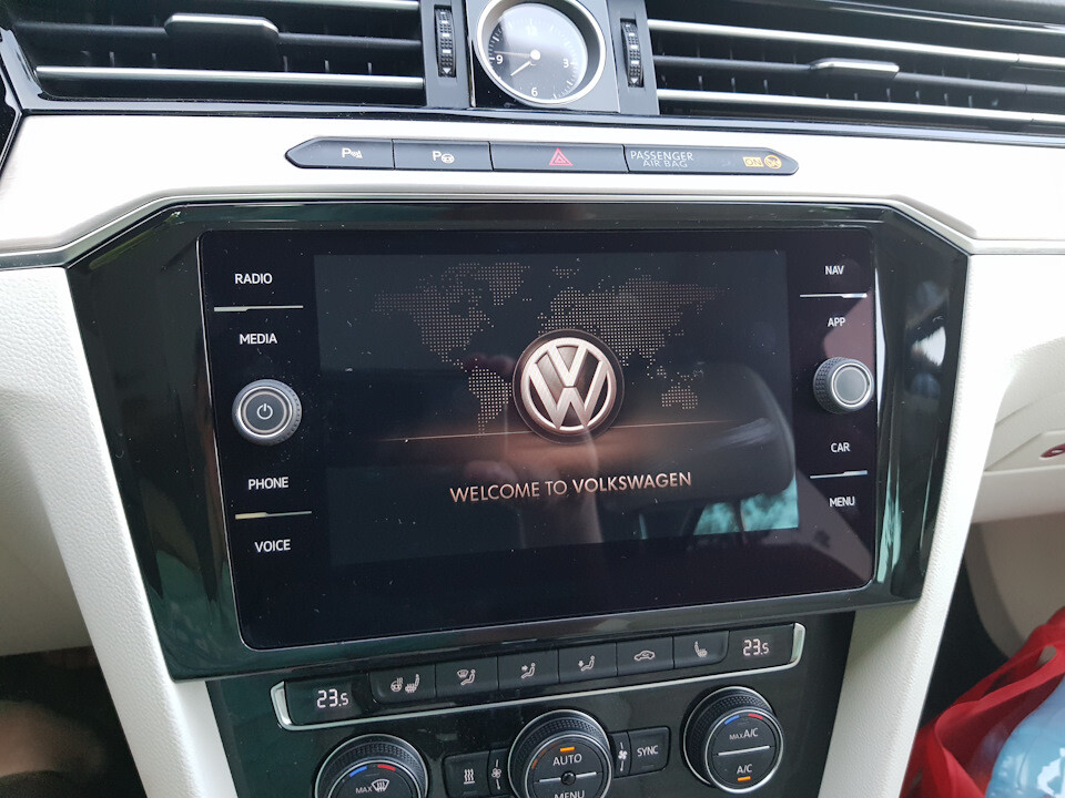 VW Passat b8 & arteon MIB Discover Media 8 Zoll Display Blendrahmen für