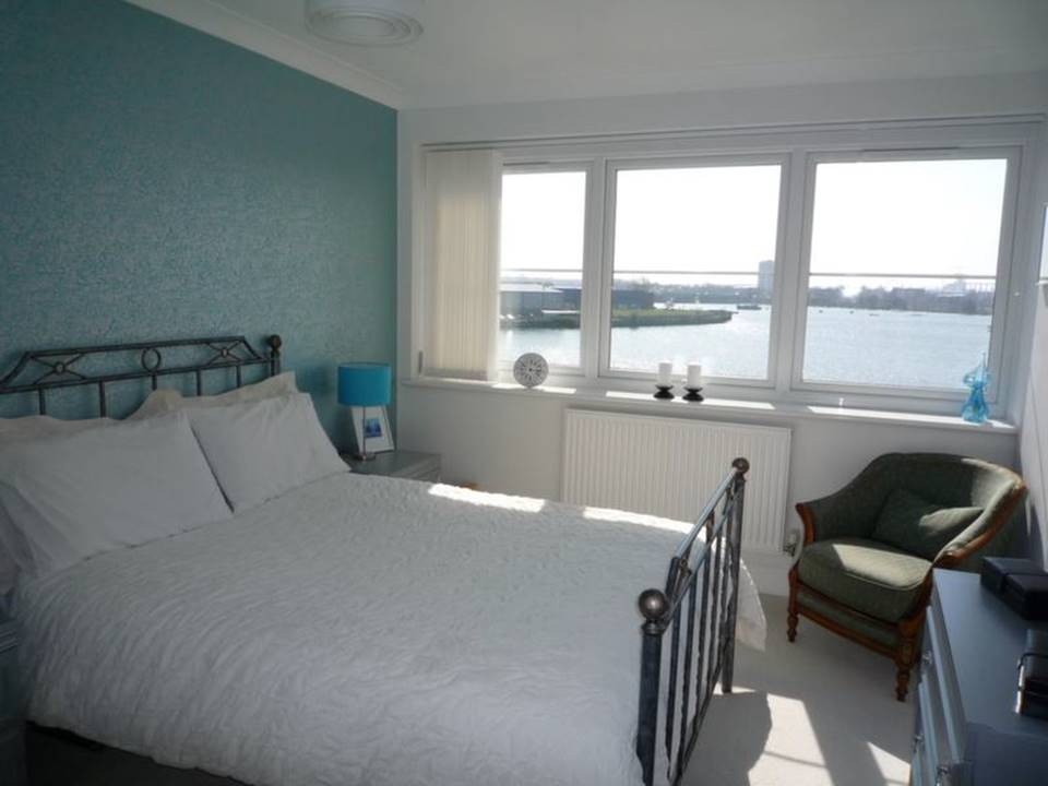 Fantastic 2bed apartment with panoramic river views in gated