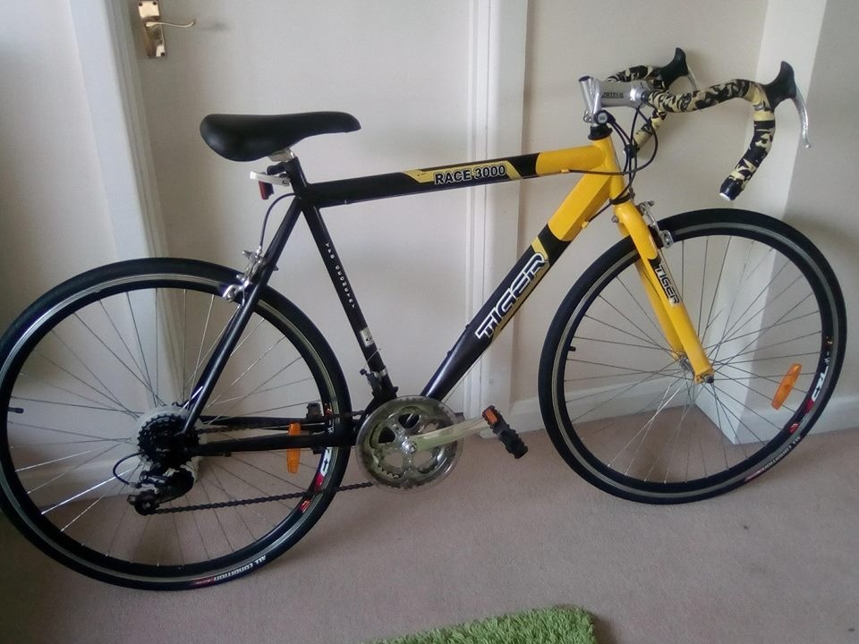 Tiger Race 3000 Road Bike Large frame 22" and Alloy Wheels 28" 700c