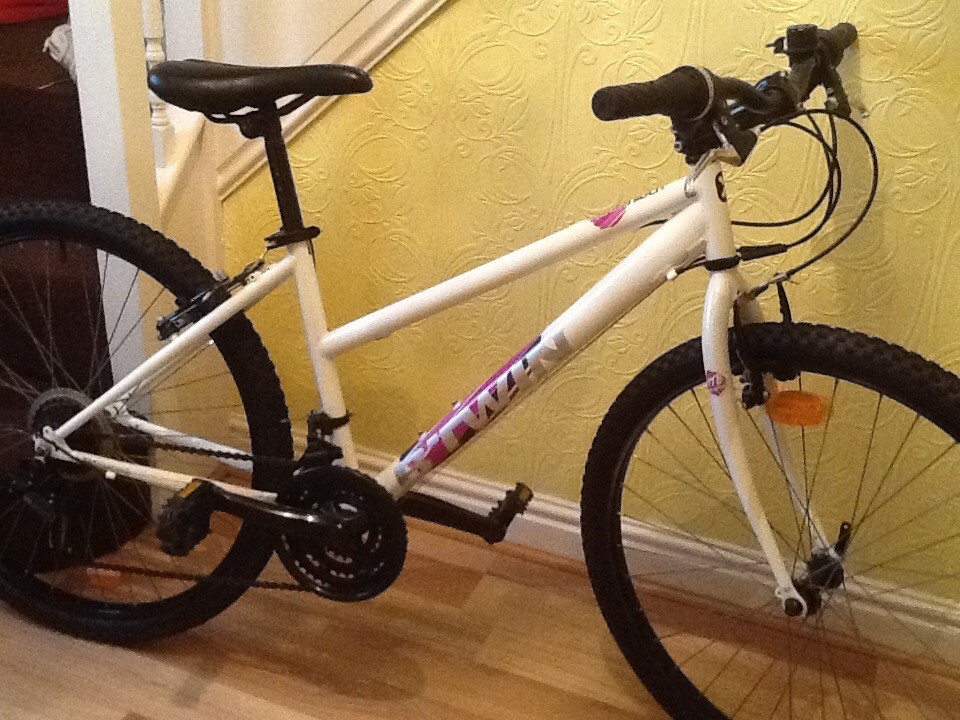 Ladies/ girls btwin rockrider 300 mountain bike like new in Stockport