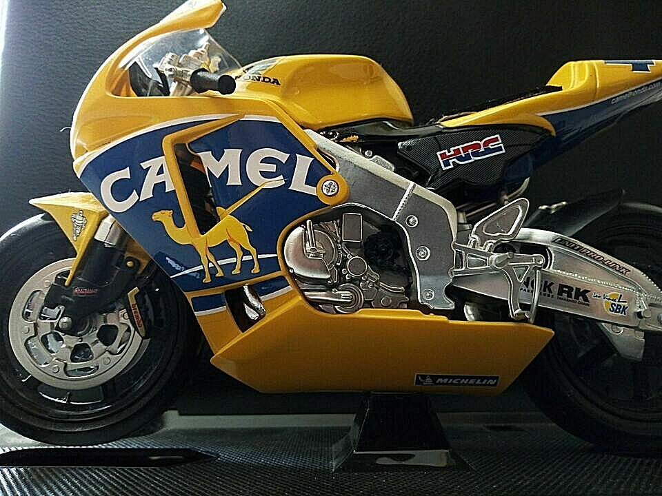 Motocicletta Moto Honda RC211 V Alex Barros Camel Honfa Team Guiloy Scala 1/10