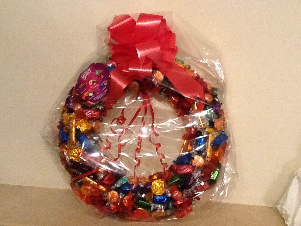 LARGE CHOCOLATE COVERED CHRISTMAS  WREATH TABLE CENTREPIECE 