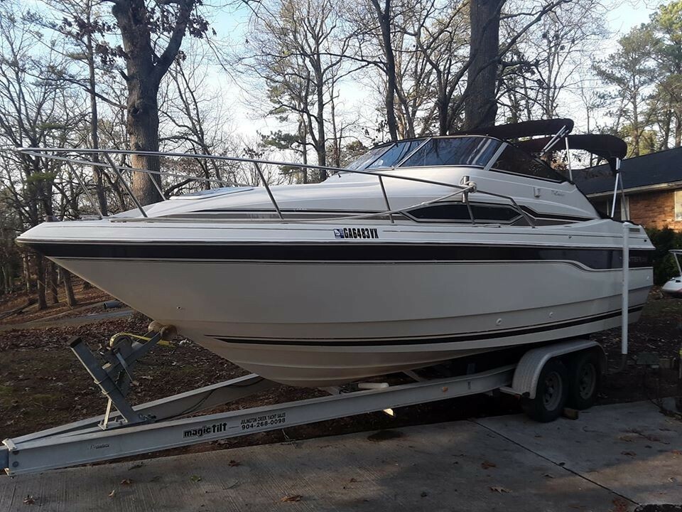1996 Monterey Cruiser 265 in fair condition. NO RESERVE!