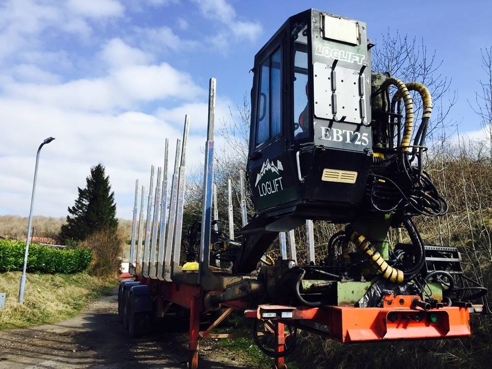 Crane Timber Trailer 2001 Dennison with 2001 loglift 120 cabin crane