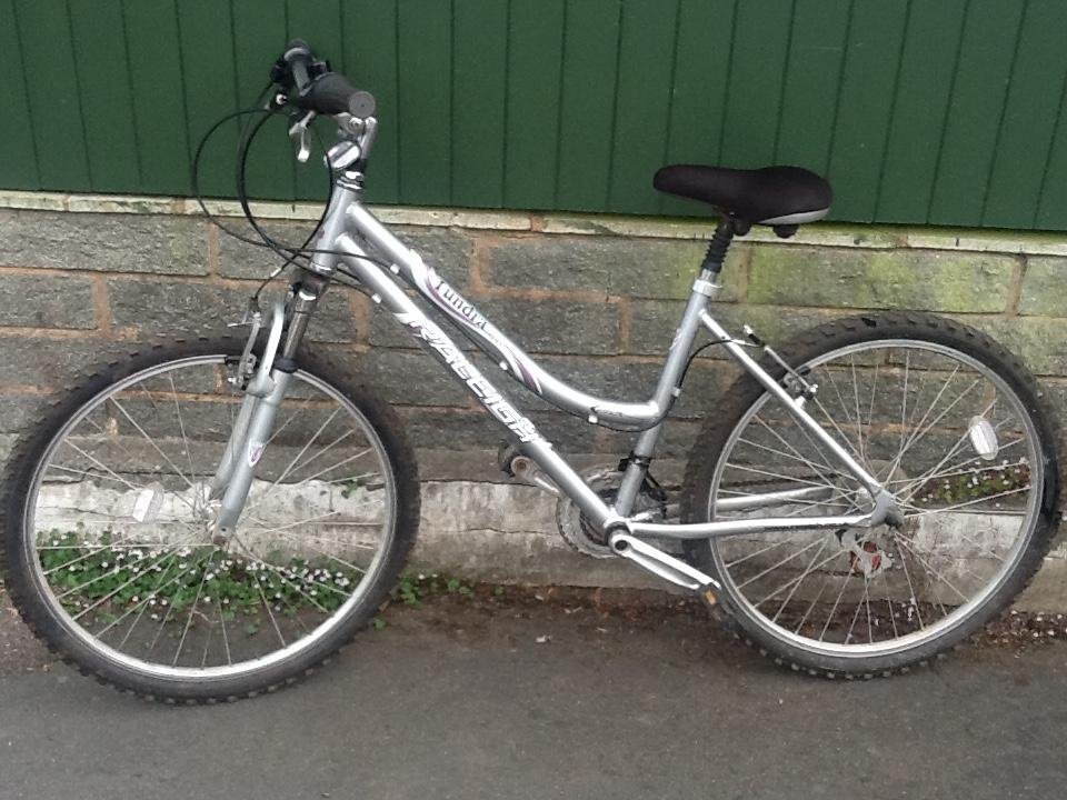 LADIES SILVER RALEIGH HYBRID BIKE 17 INCH FRAME 21 GEARS CUMFY SADDLE