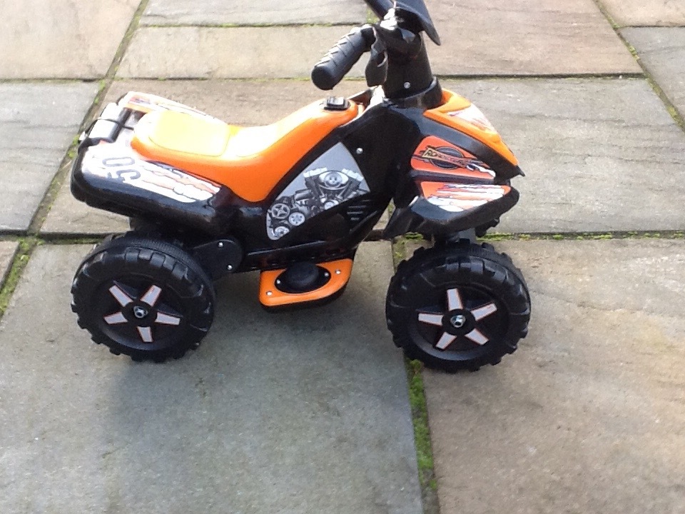 Roadsterz 6v battery child's sit on quad bike from Halfords. LIKE NEW
