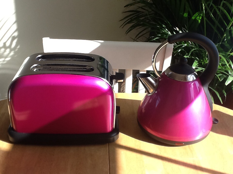 Hot pink kettle and toaster in Leighton Buzzard, Bedfordshire Gumtree