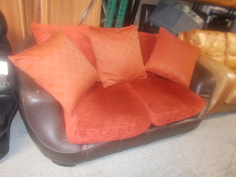 FREE SOFA OLDHAM AREA, MUST COLLECT in Oldham 