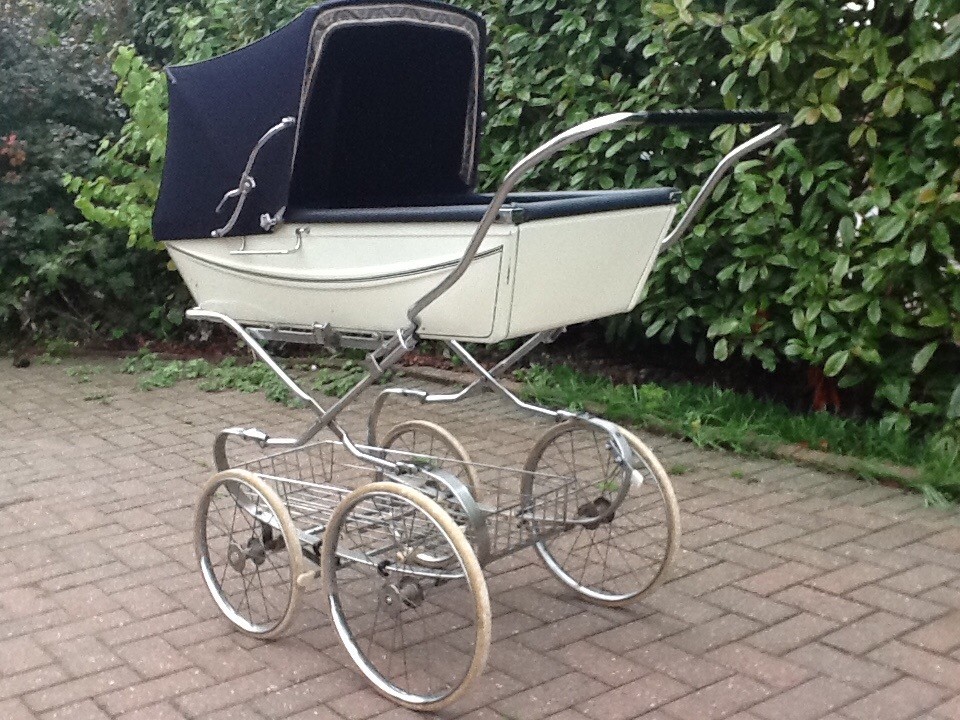 Traditional Silver Cross white and navy pram in good condition in