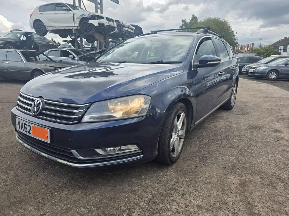 VW PASSAT 2.0 DIESEL BREAKING FOR 10X WHEEL NUTS BOLTS 2013