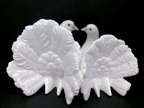 LLADRO SPAIN WHITE PORCELAIN KISSING LOVE DOVES #1169 RETIRED. WEDDING CAKE TOP
