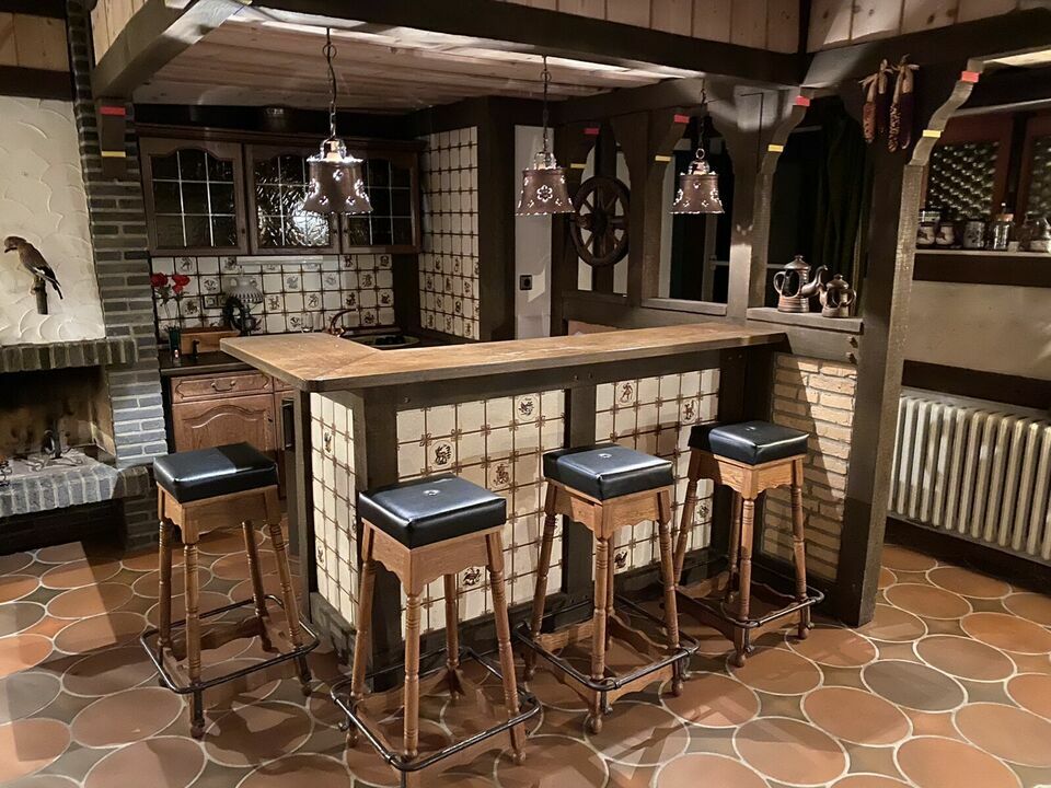 Hausbar: Schränke, Spüler, Hocker, Theke, Kachel