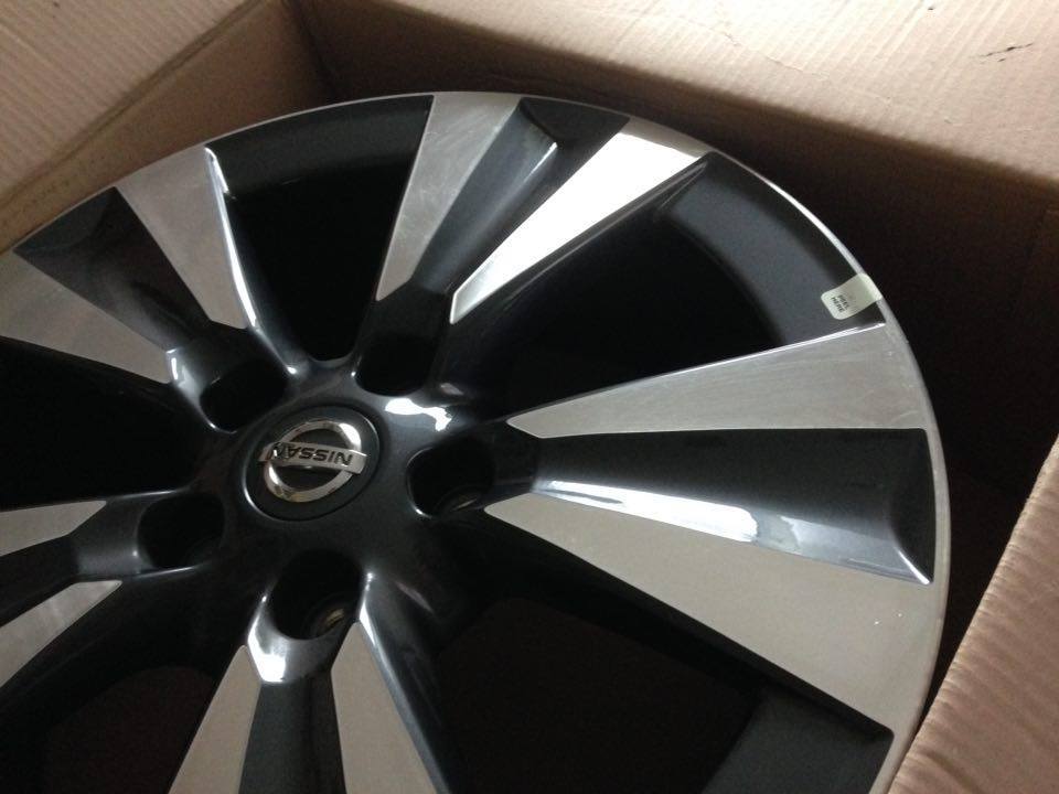 Set of 17 inch Genuine Nissan Pulsar/Leaf alloy wheels (qashqai,juke