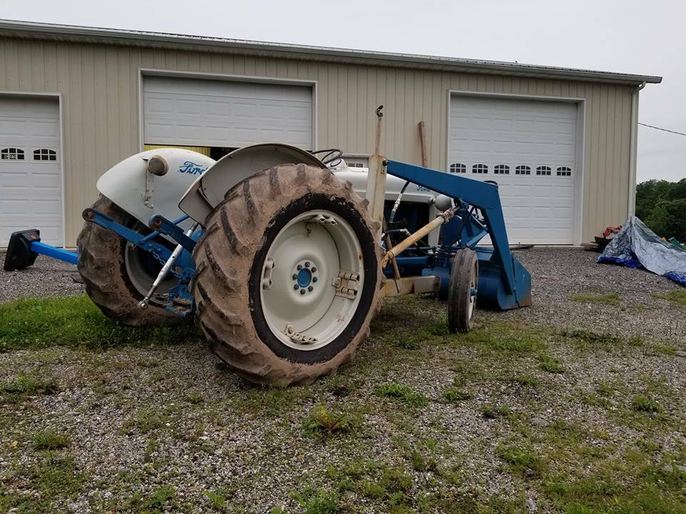 1956 FORD 800 TRACTOR, w/BUCKET LOADER, GASOLINE ENGINE RUNS GREAT