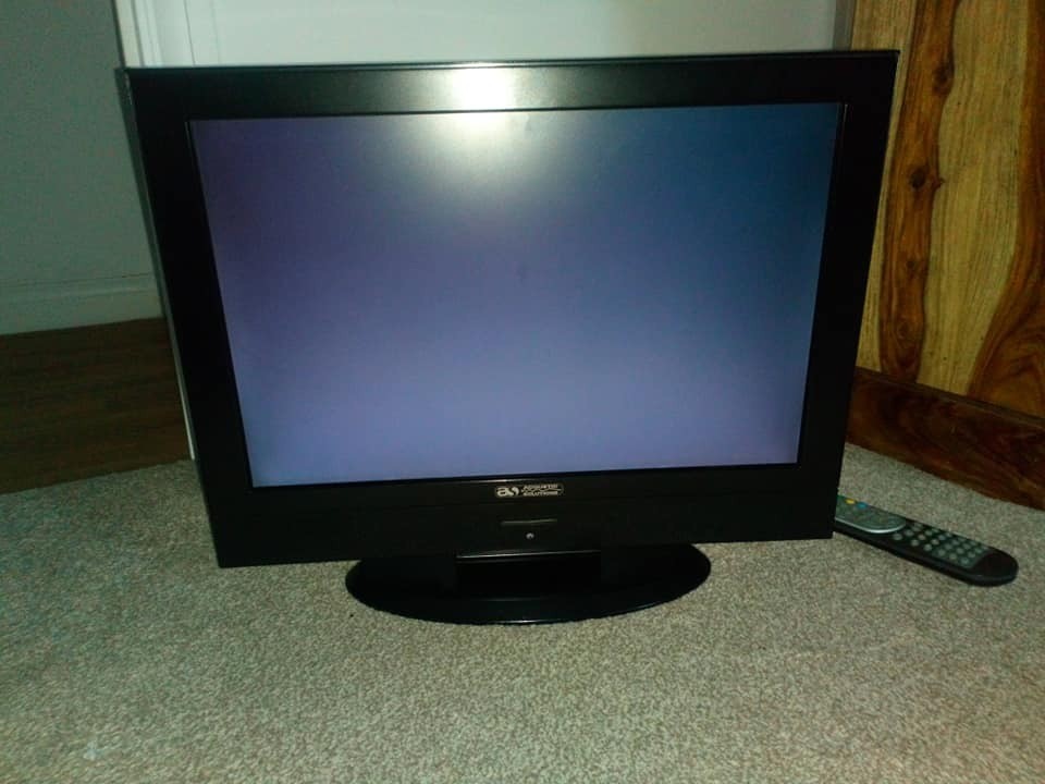 ACOUSTIC SOLUTION 19 & LCD/HD TELEVISION & DVD COMBI/FREEVIEW & REMOTE