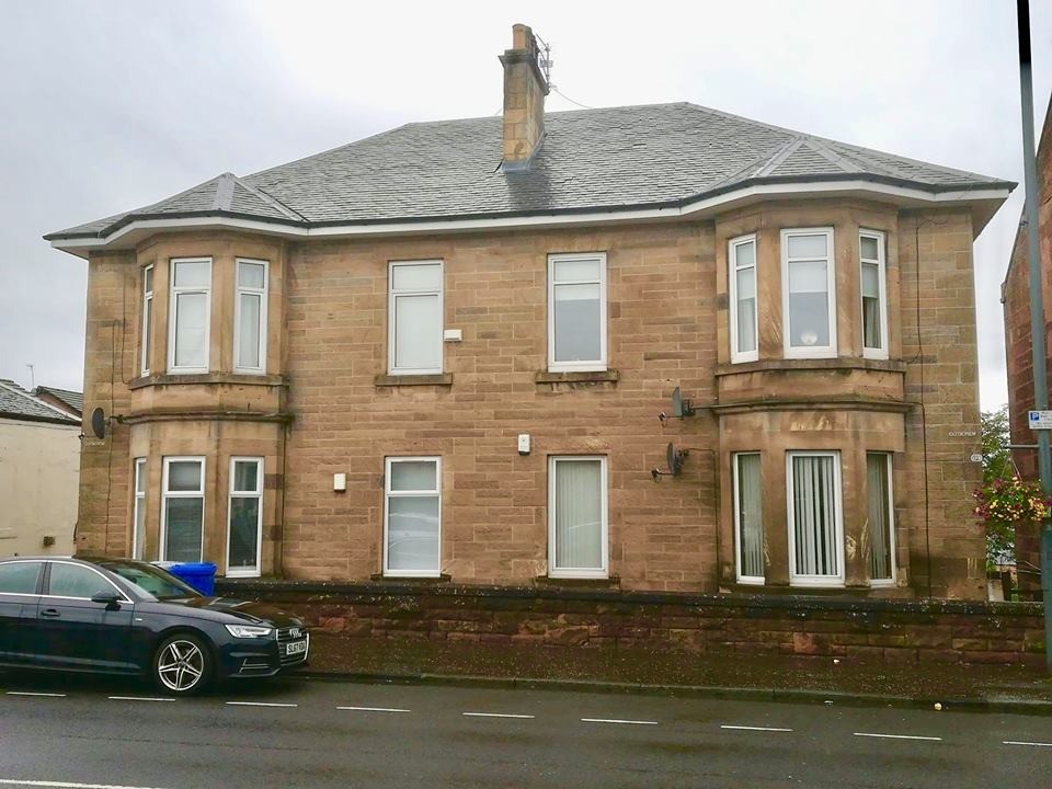 Lovely 2 bedroom flat on Uddingston Main Street in Uddingston