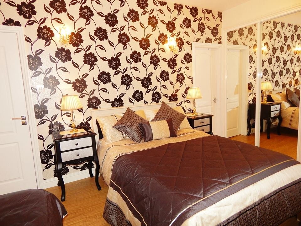 En suite room to rent for couples or single individuals Available Now
