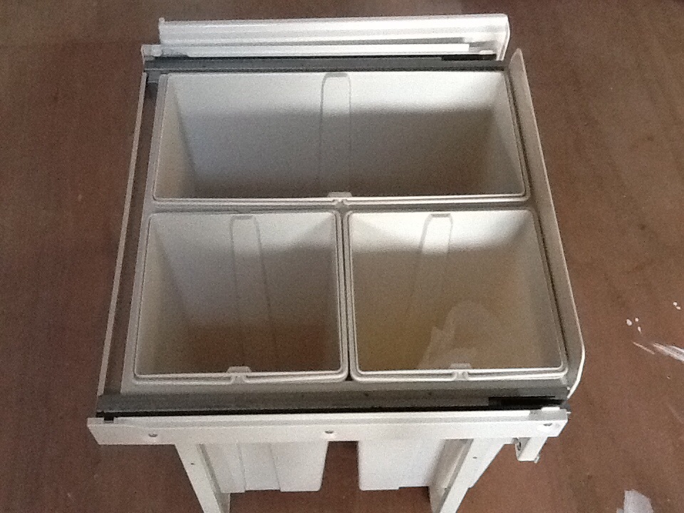Wren kitchen pull out 3 x bin for 600mm in Swindon, Wiltshire