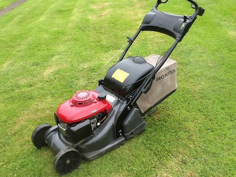HONDA HRB425C SELDRIVE WITH ROLLER PETROL TAWN MOWER in Gloucester