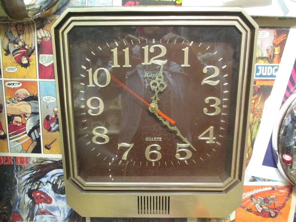 Vintage retro plastic large battery operated plastic 1970s wall clock