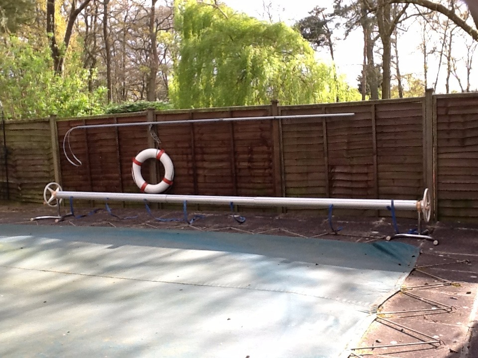 Side lock swimming pool cover roller with stands. 4.8M long. Dismantles