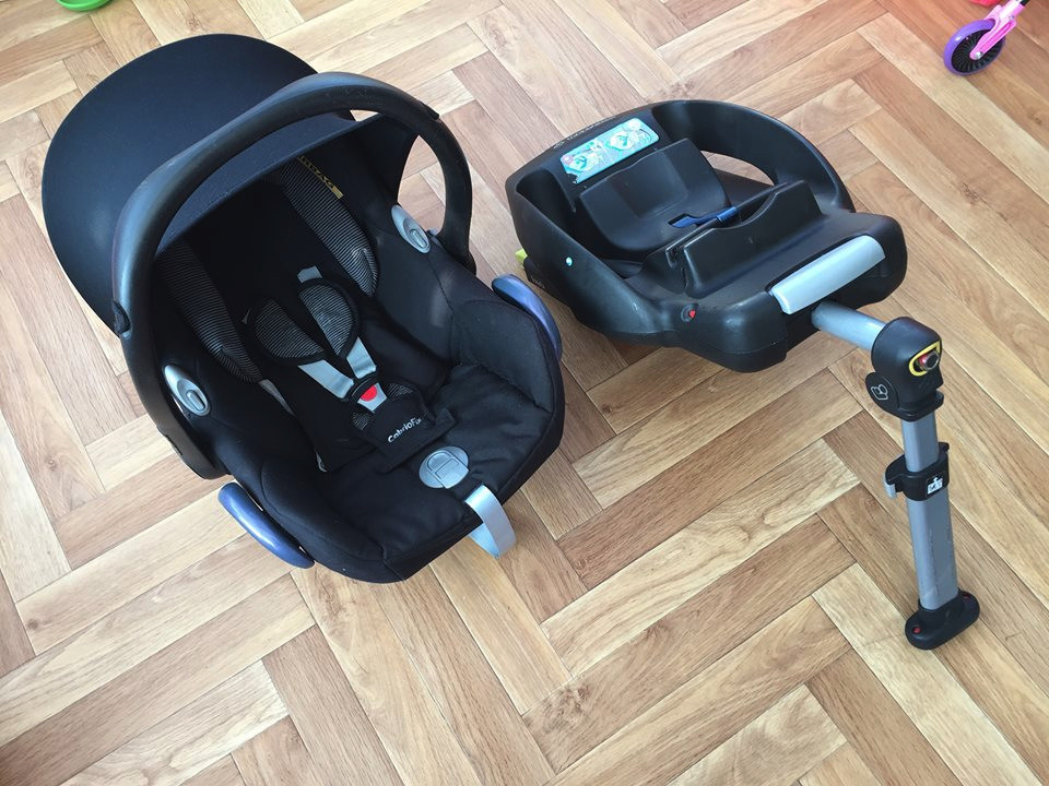 MaxiCosi Cabriofix Baby Car Seat Total Black & Isofix Base in