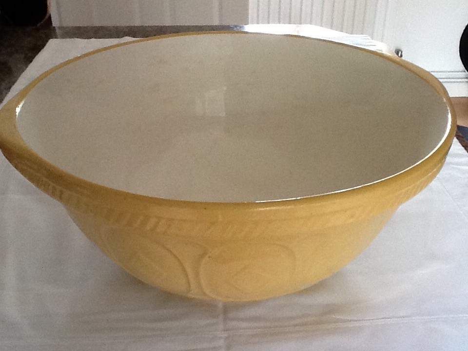 Traditional ceramic mixing bowl in Cranleigh, Surrey Gumtree