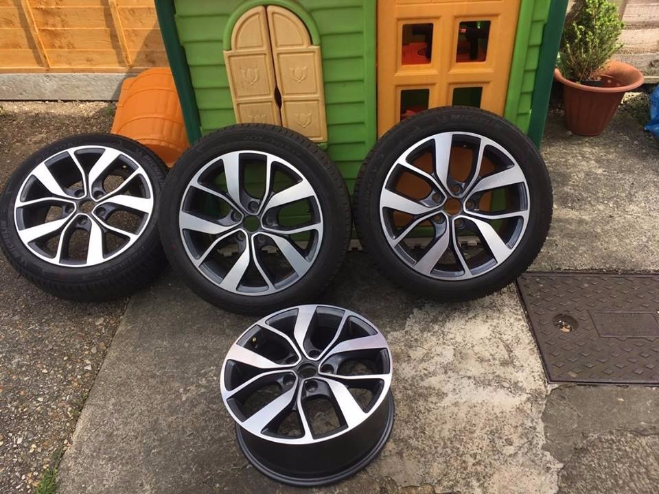 Renault 17 inch alloy wheels with nearly new 3 tyres 5x114,3 in