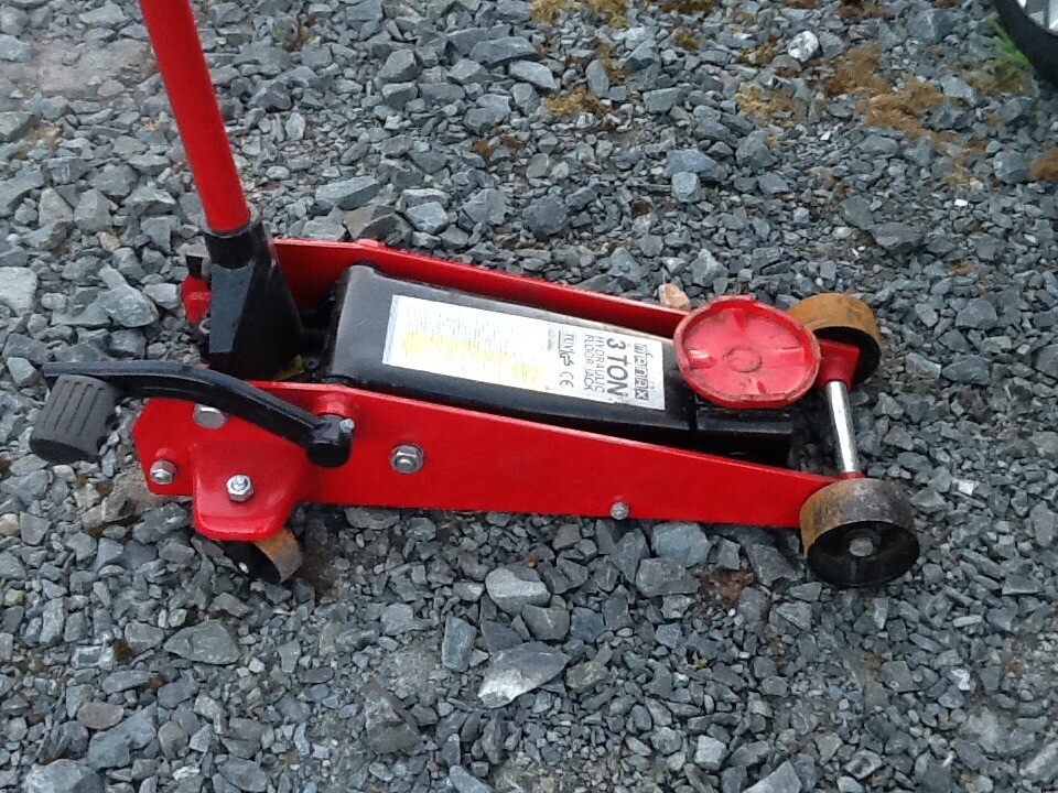 NEW 3 TON HYDRAULIC TROLLEY FLOOR JACK USED TWICE NO LONGER NEEDED in