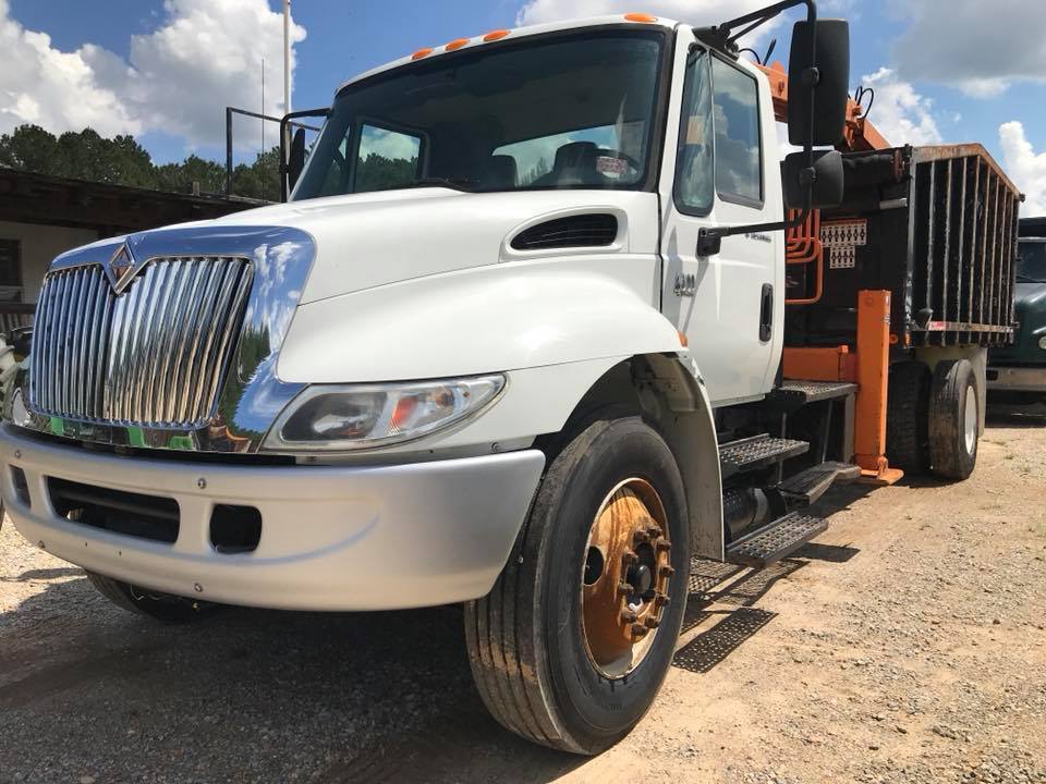 2006 International 4300 Grapple Truck DT466 Lightning Load Grapple w/ outriggers
